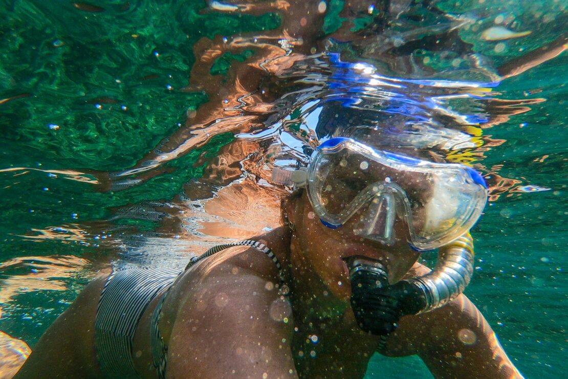 Uma rapariga a fazer snorkelling Uma das opções do que fazer em Sotavento.
